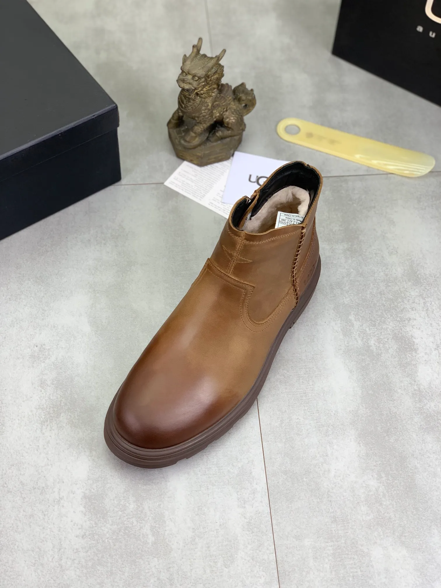 Factory price P640 💶[UGG] (full wool lining) Top-end high-quality fur integrated warm snow boots from Australia's warm luxury men's shoes brand, UGG-5877 official website synchronized, made of imported cowhide, carefully sewn...Imported rubber outsole (comfortable, soft, wear-resistant) The quality is really great...Exquisite workmanship, you can't put it down at first sight, code number: 39-44 Color: 3️⃣colors available